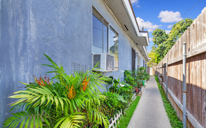Pictures of Multifamily property located at 9623 San Miguel Ave, South Gate, CA 90280 for comps - image #1