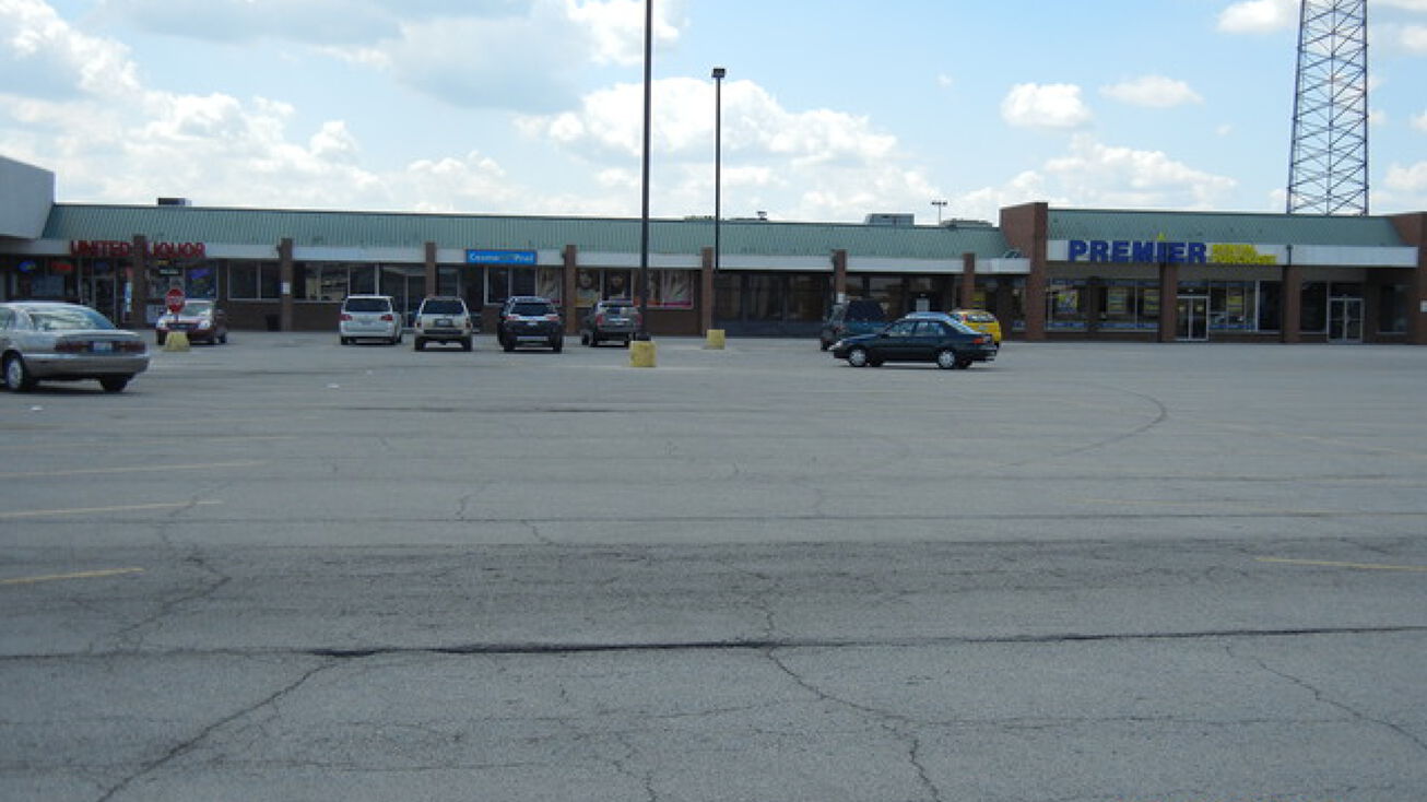 Pictures of Retail property located at 109B Village Square, Bradley, IL 60915 for sales - image #1