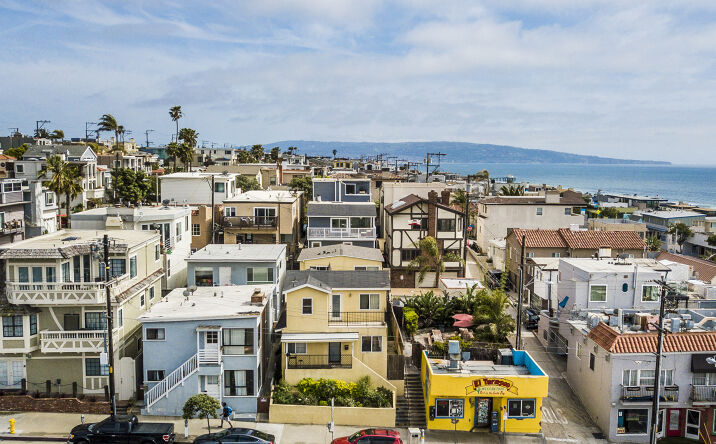 Pictures of Multifamily property located at 320 Rosecrans Ave, Manhattan Beach, CA 90266 for comps - image #1