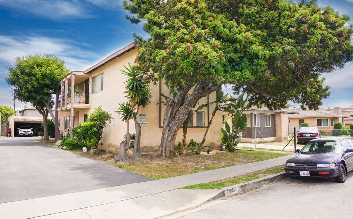 Pictures of Multifamily property located at 11852 Eucalyptus Ave, Hawthorne, CA 90250 for comps - image #1