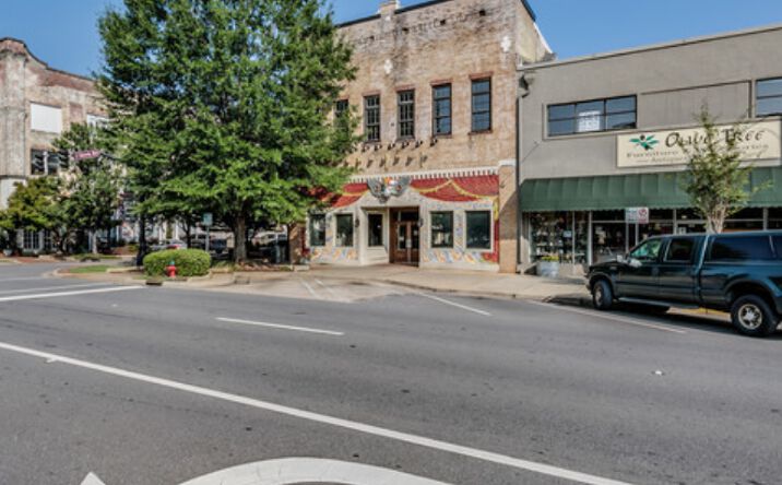 Pictures of Retail property located at 2230 University Blvd, Tuscaloosa, AL 35401 for comps - image #1