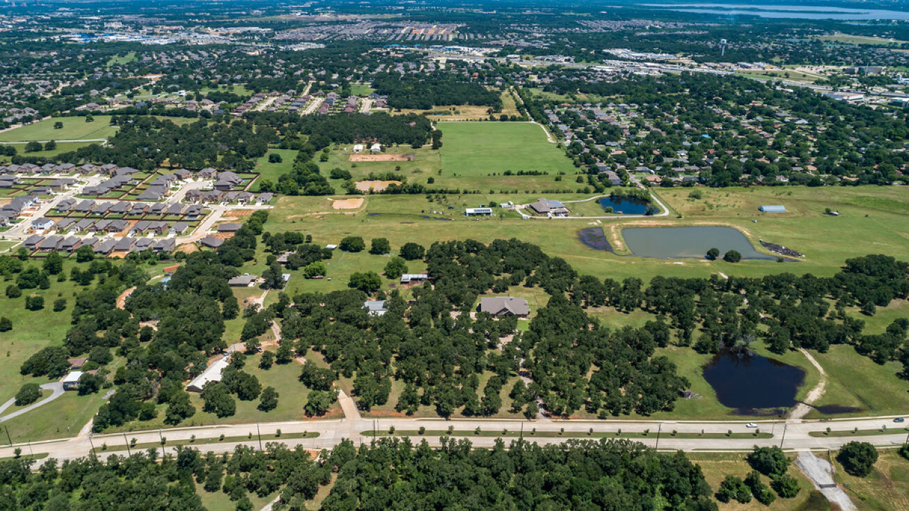 2307 Lake Sharon Dr, Corinth, TX 76210