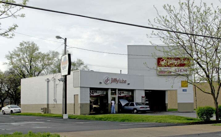 Pictures of Retail property located at 7760 N. Lindbergh Blvd, Hazelwood, MO 63042 for comps - image #1