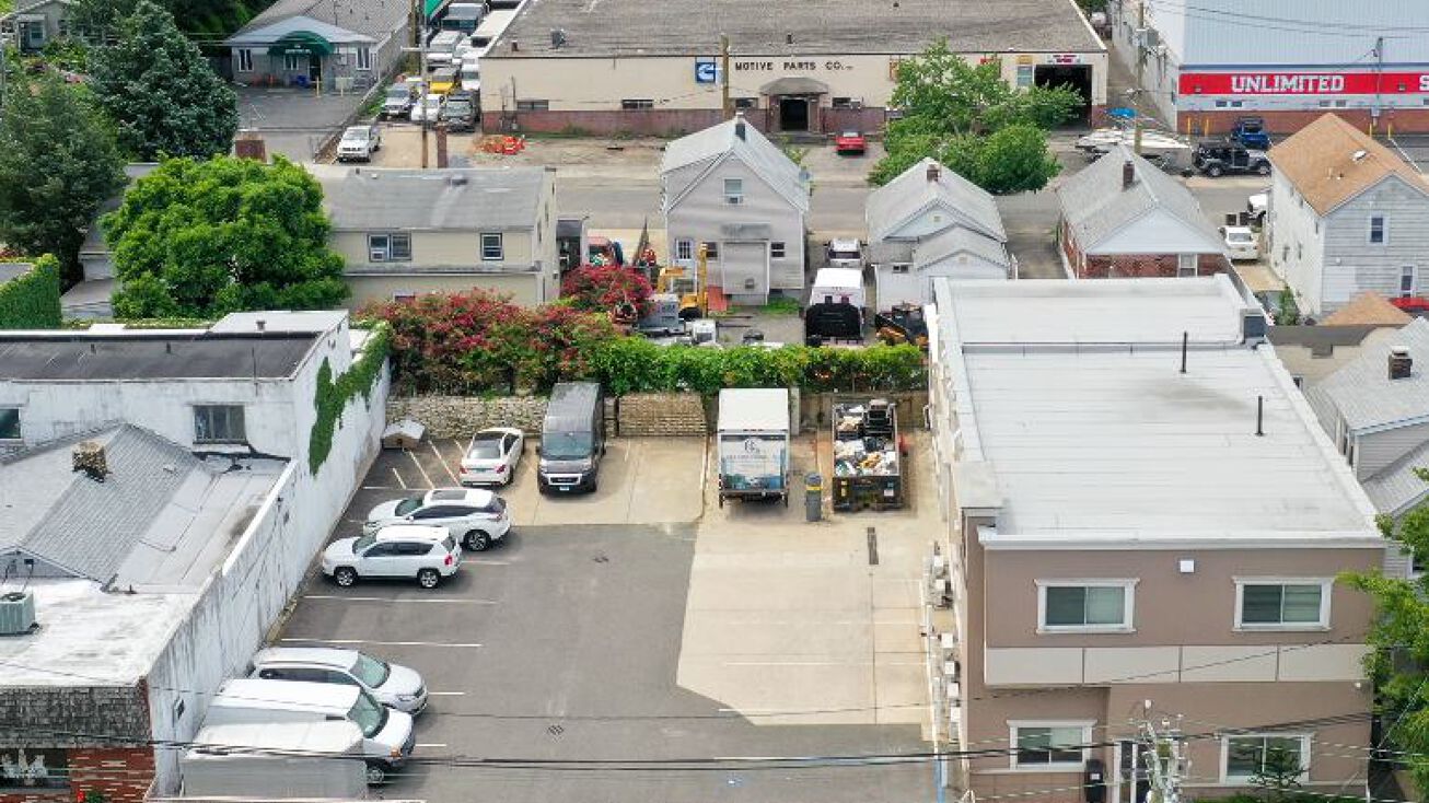 18 Willowdale Ave, Port Washington, NY 11050