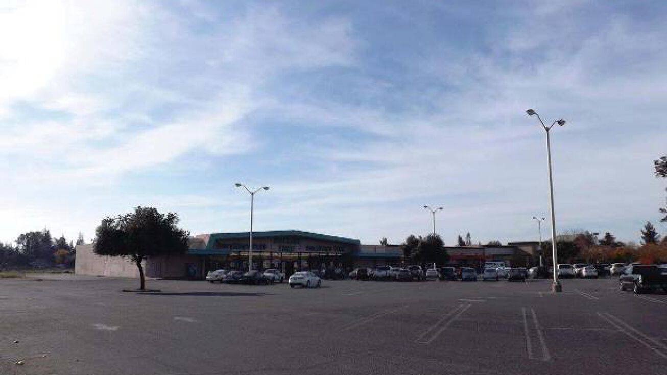 5686 E. Kings Canyon Road, Fresno, CA 93727