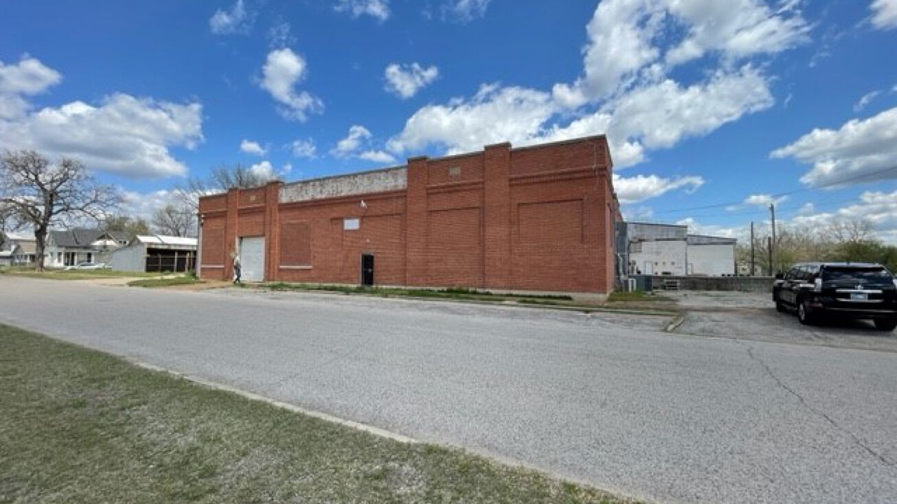 Pictures of Industrial, Self Storage property located at 227 S Philadelphia Ave, Shawnee, OK 74801 for sales - image #1