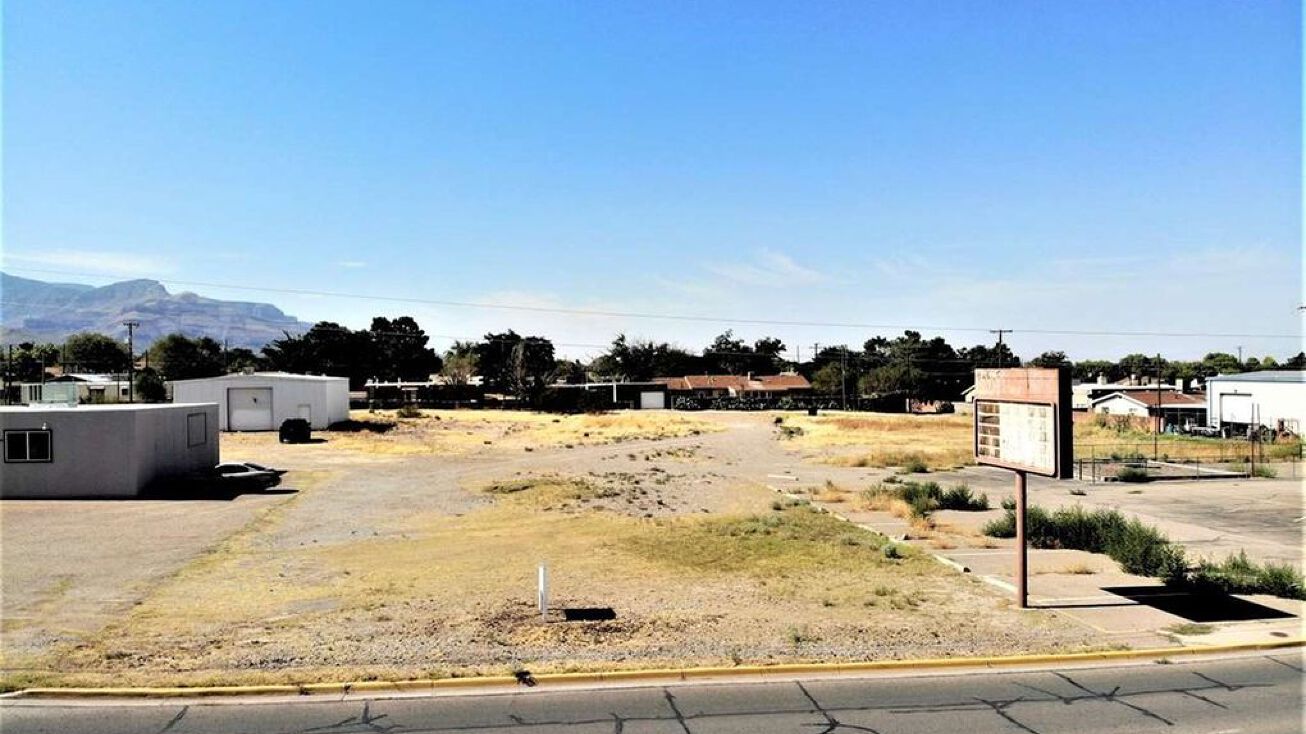 1608 Indian Wells Rd, Alamogordo, NM 88310