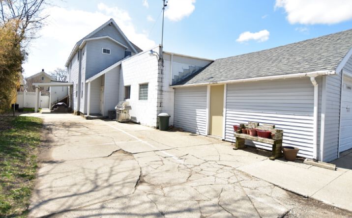 Pictures of Mixed Use, Multifamily, Office, Retail property located at 827, 829, 831 Bridge St, Grand Rapids, MI 49504 for sales - image #1
