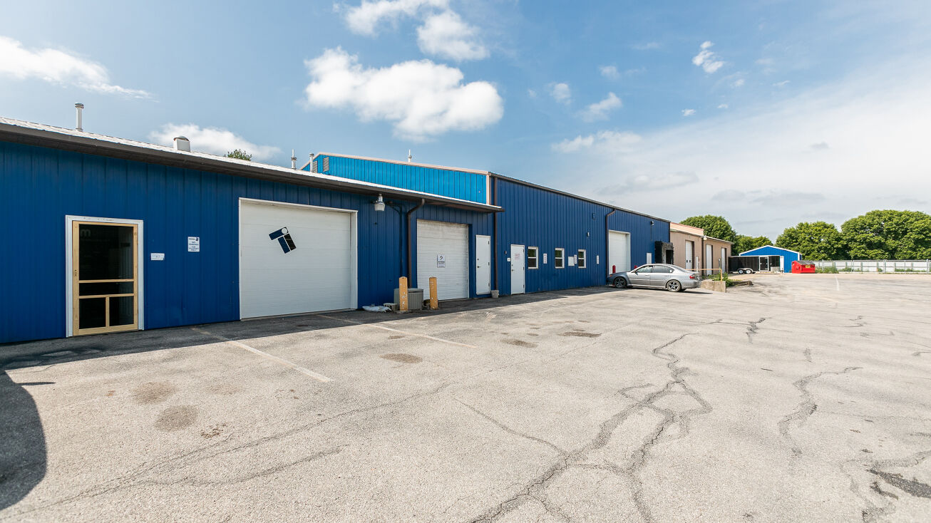 1300 Stoney Point Rd SW, Cedar Rapids, IA 52404