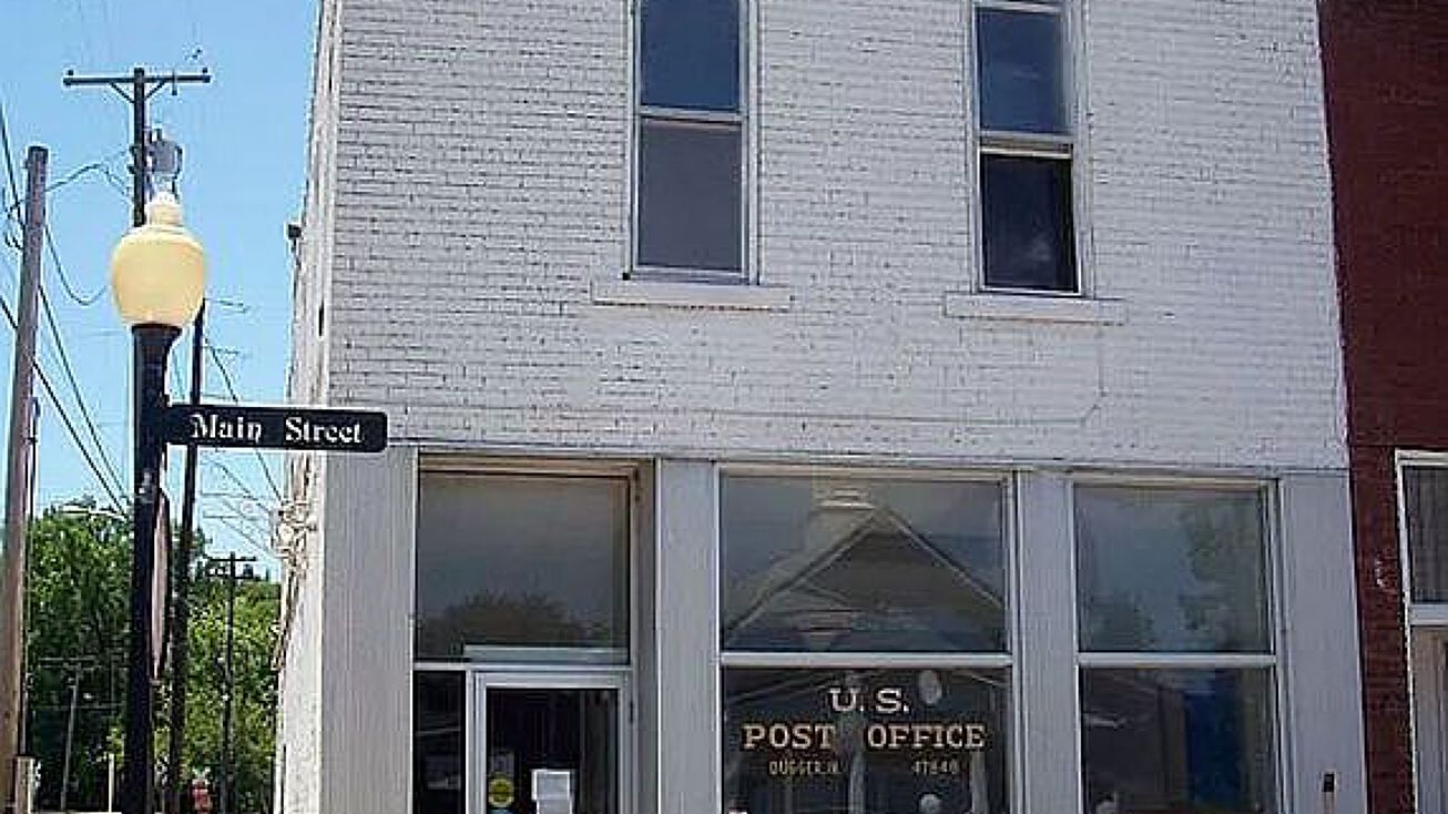 8182 E Main St, Dugger, IN 47848