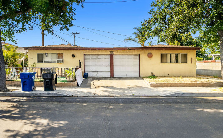 Pictures of Multifamily property located at 4948 W 95th St, Inglewood, CA 90301 for comps - image #1