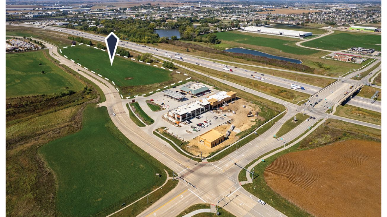 10300 Plum Dr, Urbandale, IA 50322