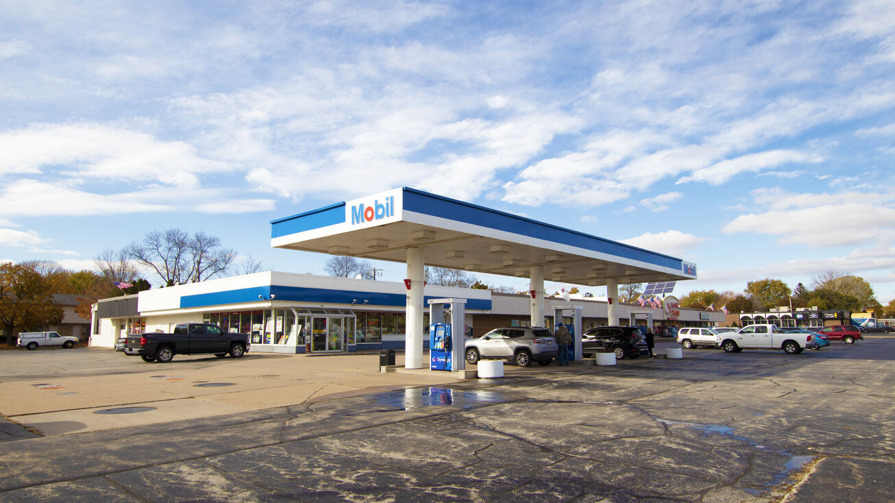 305 N Sawyer St, Oshkosh, WI 54902 Retail Property for Sale 1.94