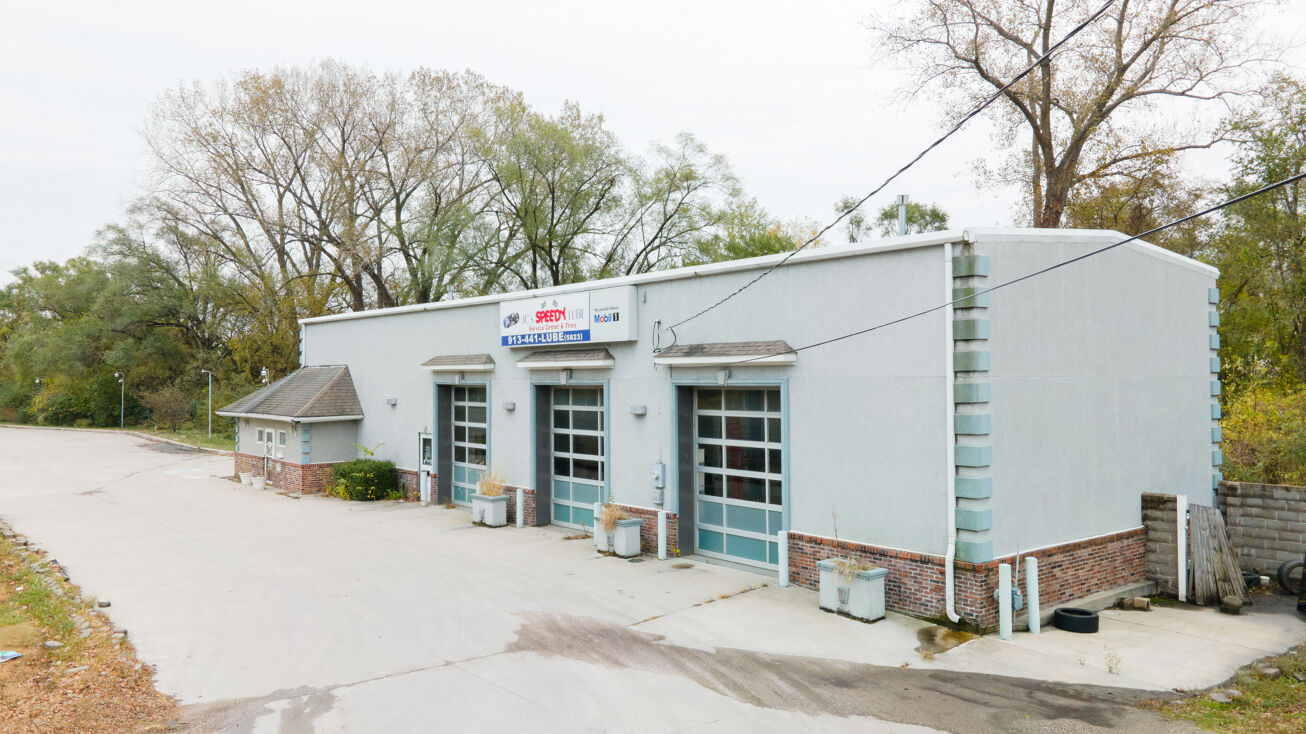 9701 Kaw Dr, Edwardsville, KS 66111