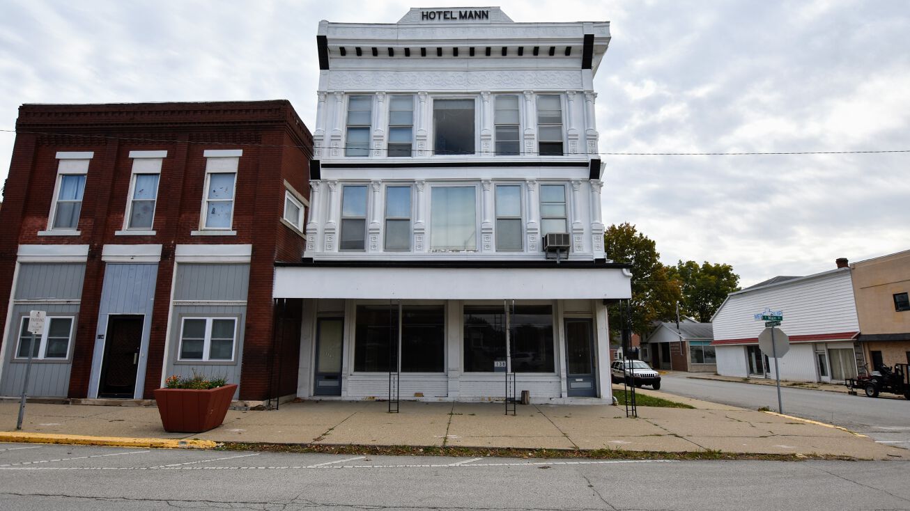 138 S Main St, Virginia, IL 62691 | Crexi.com