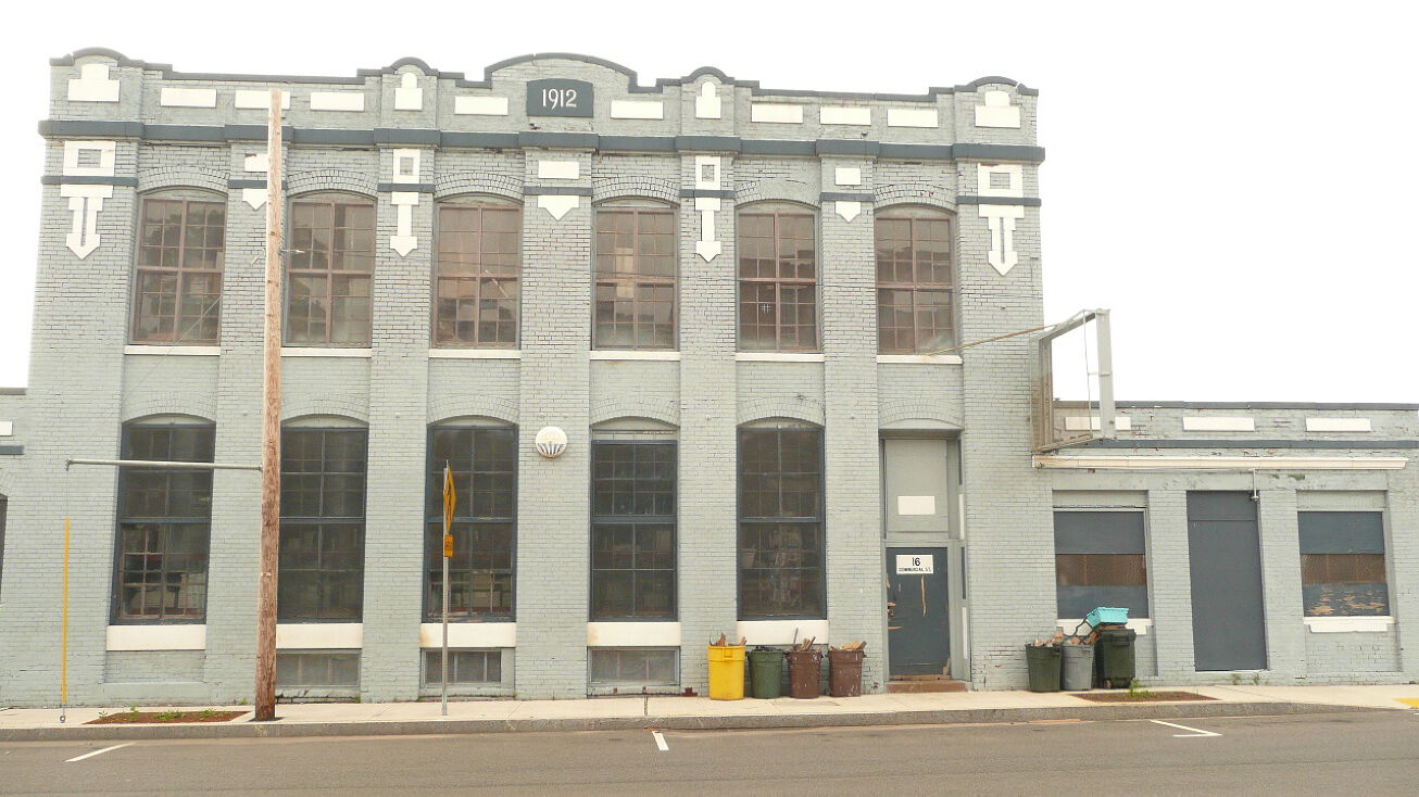 16 Commercial St, Holyoke, MA 01040