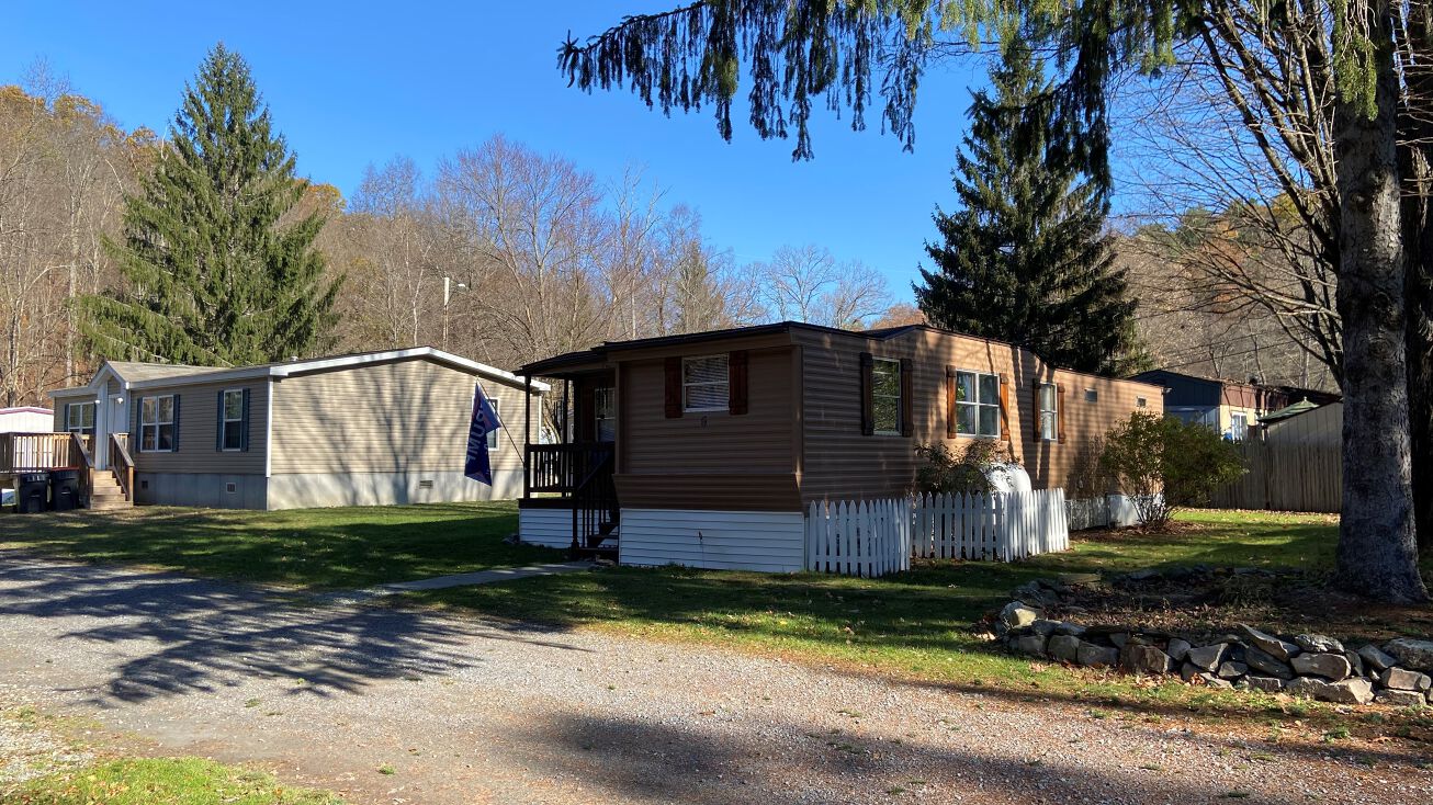 10 Dawn Ln, Pleasant Valley, NY 12569