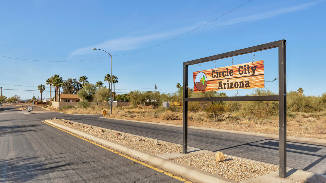 430 Reizen Dr, Morristown, AZ 85342