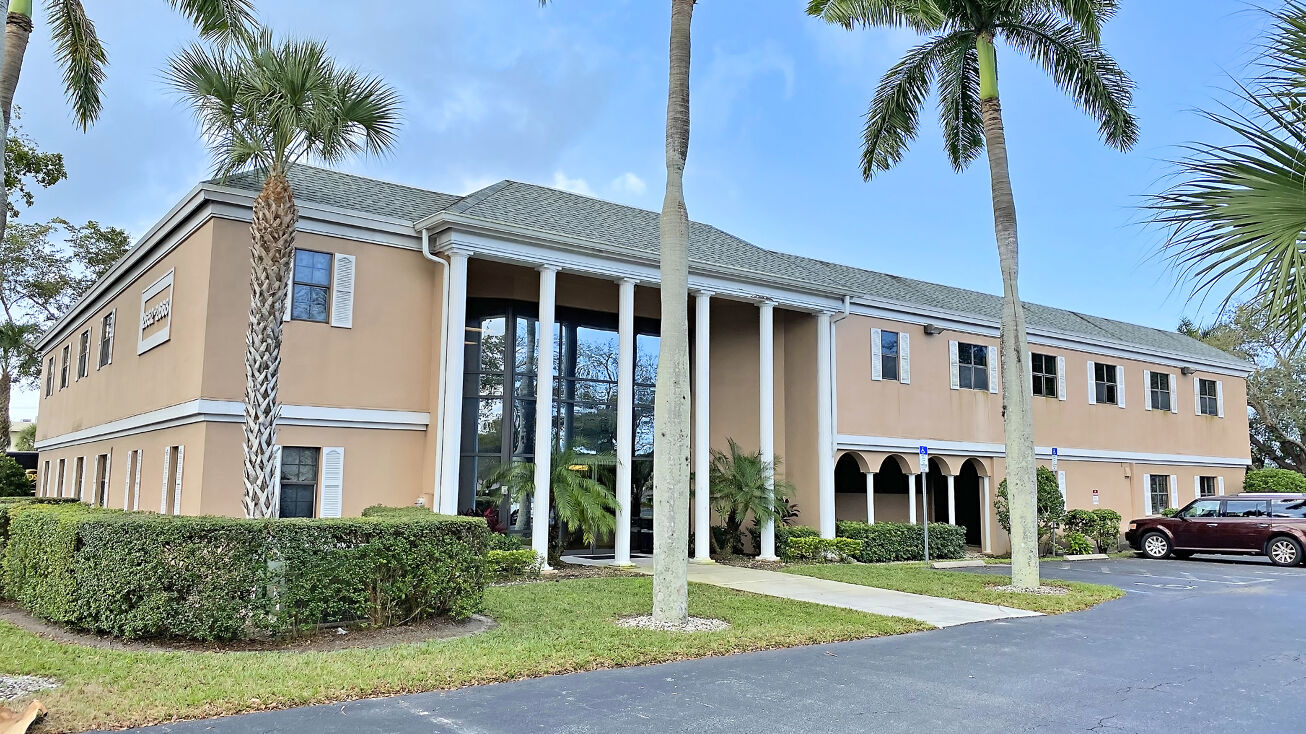 2668 AirportPulling Rd, Naples, FL 34112