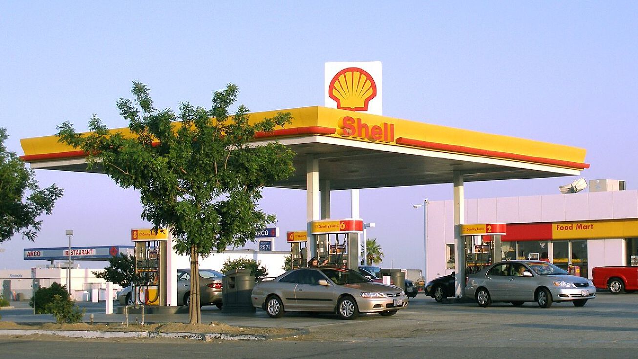 car drives in6o shell station near me