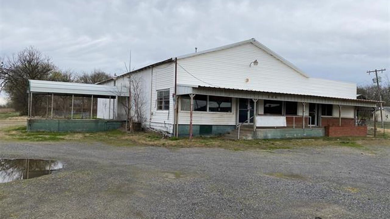 Pictures of Industrial property located at 304 W Cherokee Street