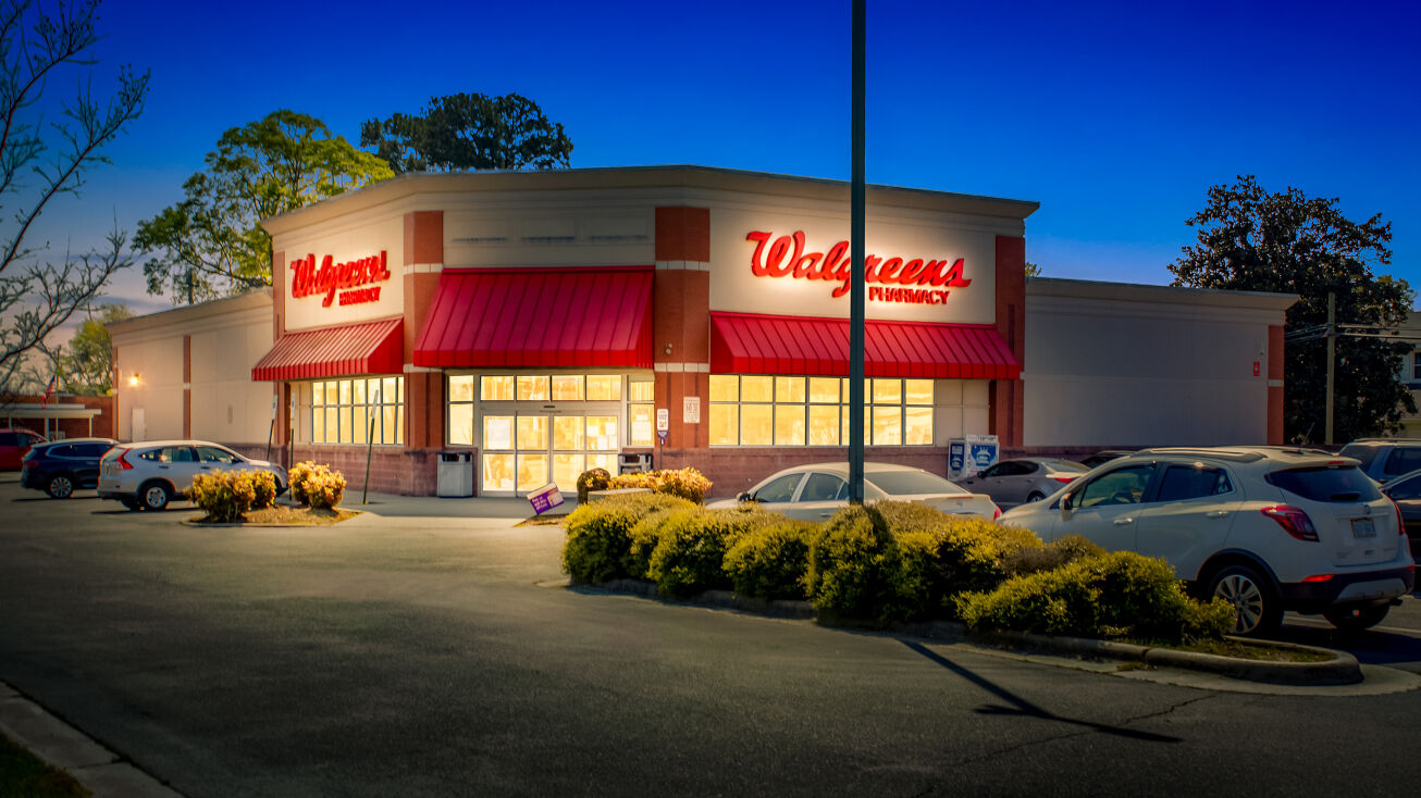 419 W Broad St, St Pauls, NC 28384