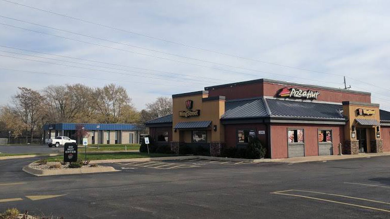 1590 E Chestnut St, Canton, IL 61520 Retail Property for Sale Pizza Hut
