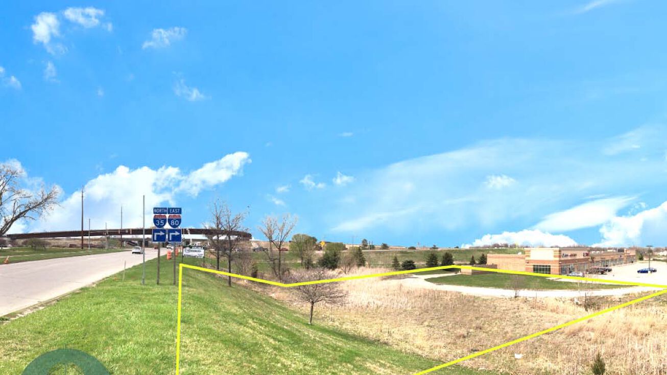 4941 NW Urbandale Dr, Urbandale, IA 50322