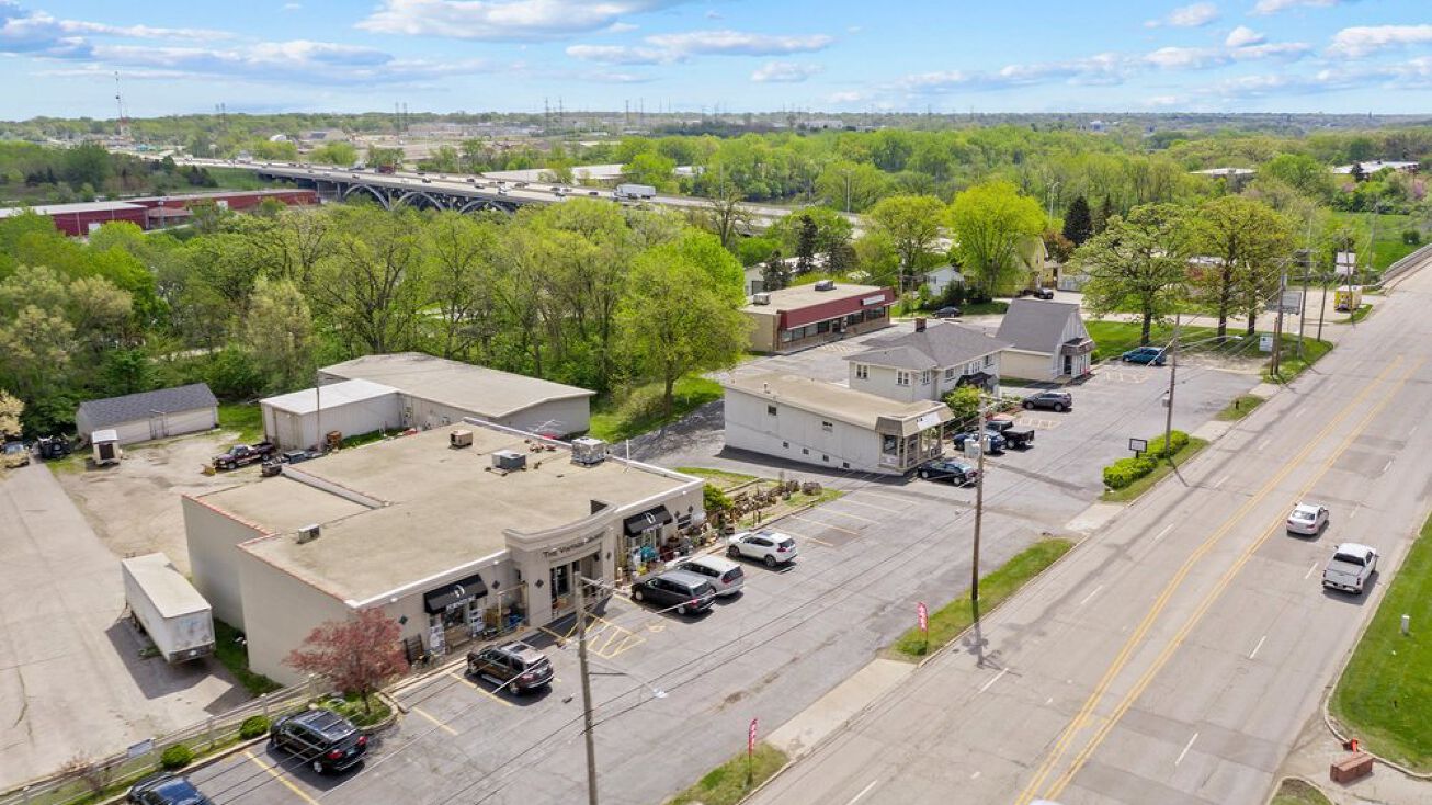 209 223 S Lincolnway, North Aurora, IL 60542