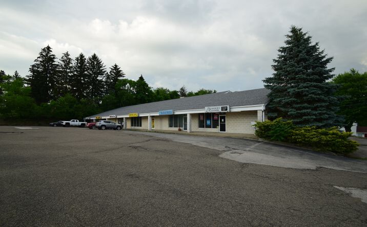 Pictures of Mixed Use, Office, Retail property located at 16572 St Clair Ave, East Liverpool, OH 43920 for sales - image #1