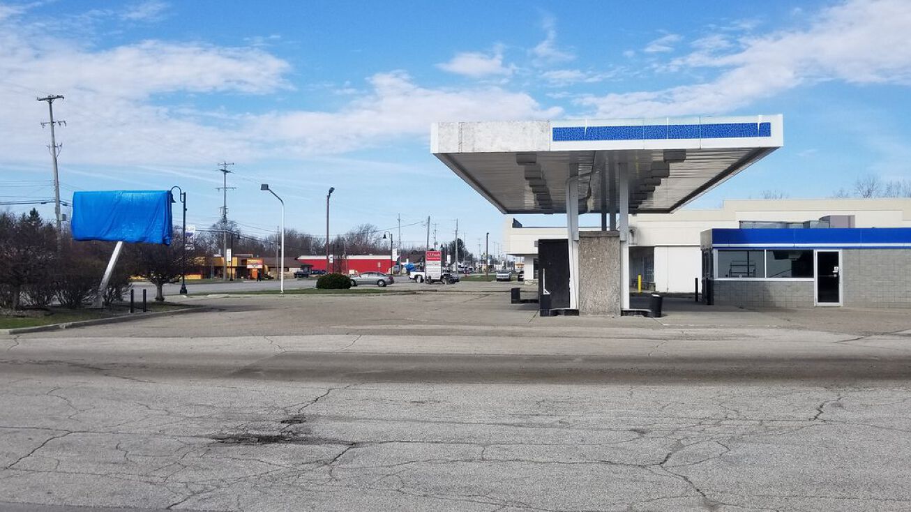 Pictures of Retail property located at 7000 Gratiot Rd, Saginaw, MI 48609 for sales - image #1