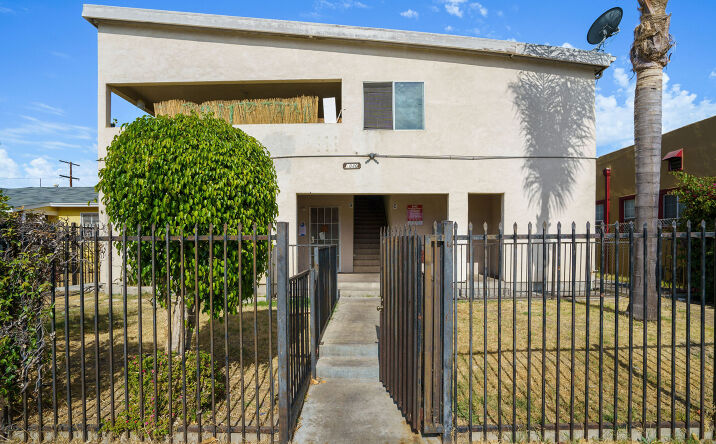 Pictures of Multifamily property located at 1030 Myrtle Ave, Long Beach, CA 90813 for comps - image #1