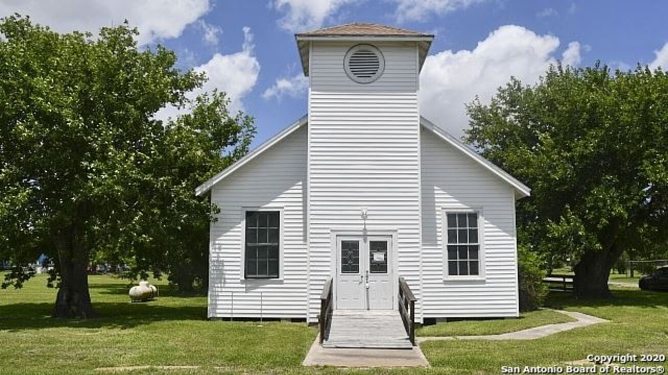 705 Main, Austwell, TX 77950