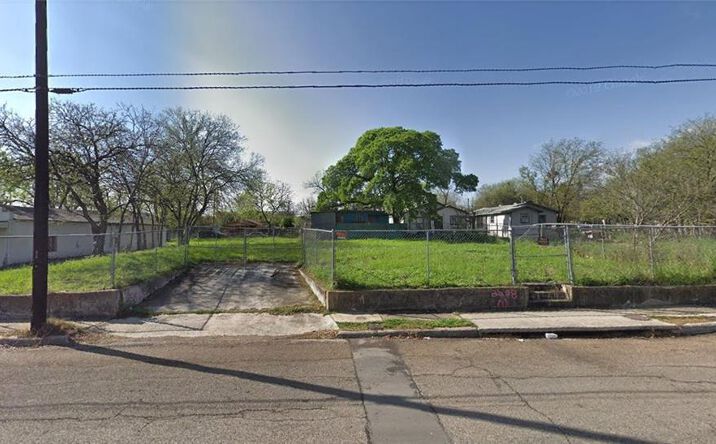 Pictures of Land property located at 2208 W Poplar St, San Antonio, TX 78207 for sales - image #1