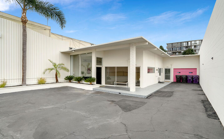 Pictures of Mixed Use, Multifamily, Retail property located at 555 E 3rd St, Long Beach, CA 90802 for comps - image #1