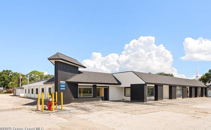 Pictures of Office, Retail property located at 1050 W King Street, Cocoa, FL 32922 for sales - image #1
