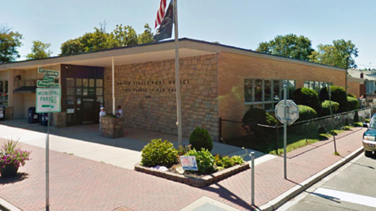 380 Main St, Farmingdale, NY 11735