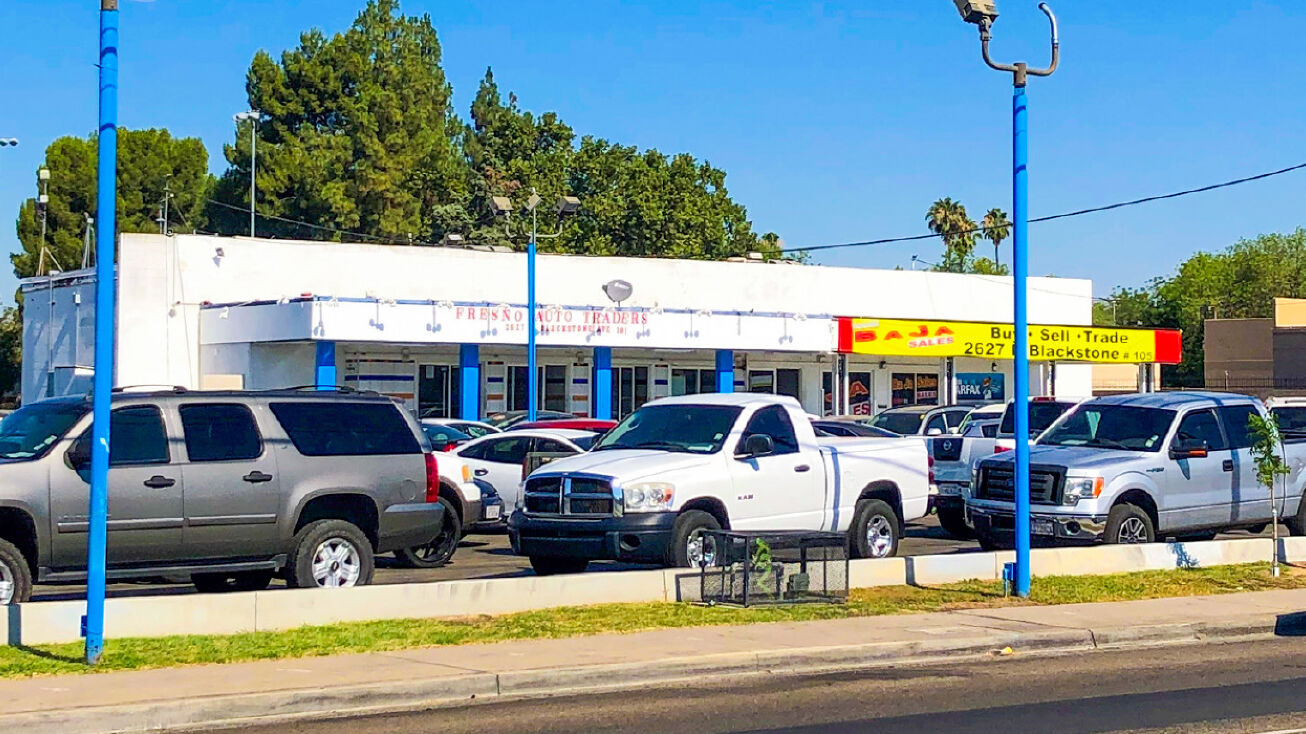 2627 N Blackstone Ave, Fresno, CA 93703