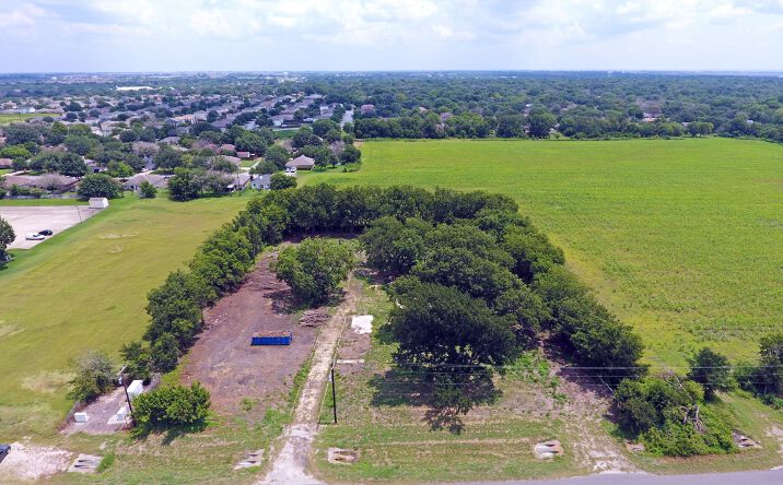 Pictures of Land property located at 811 Carlos G Parker Blvd NW, Taylor, TX 76574 for sales - image #1