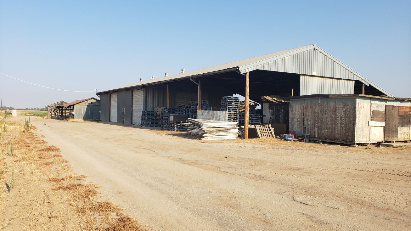 8848 E Kings Canyon Rd, Sanger, CA 93657