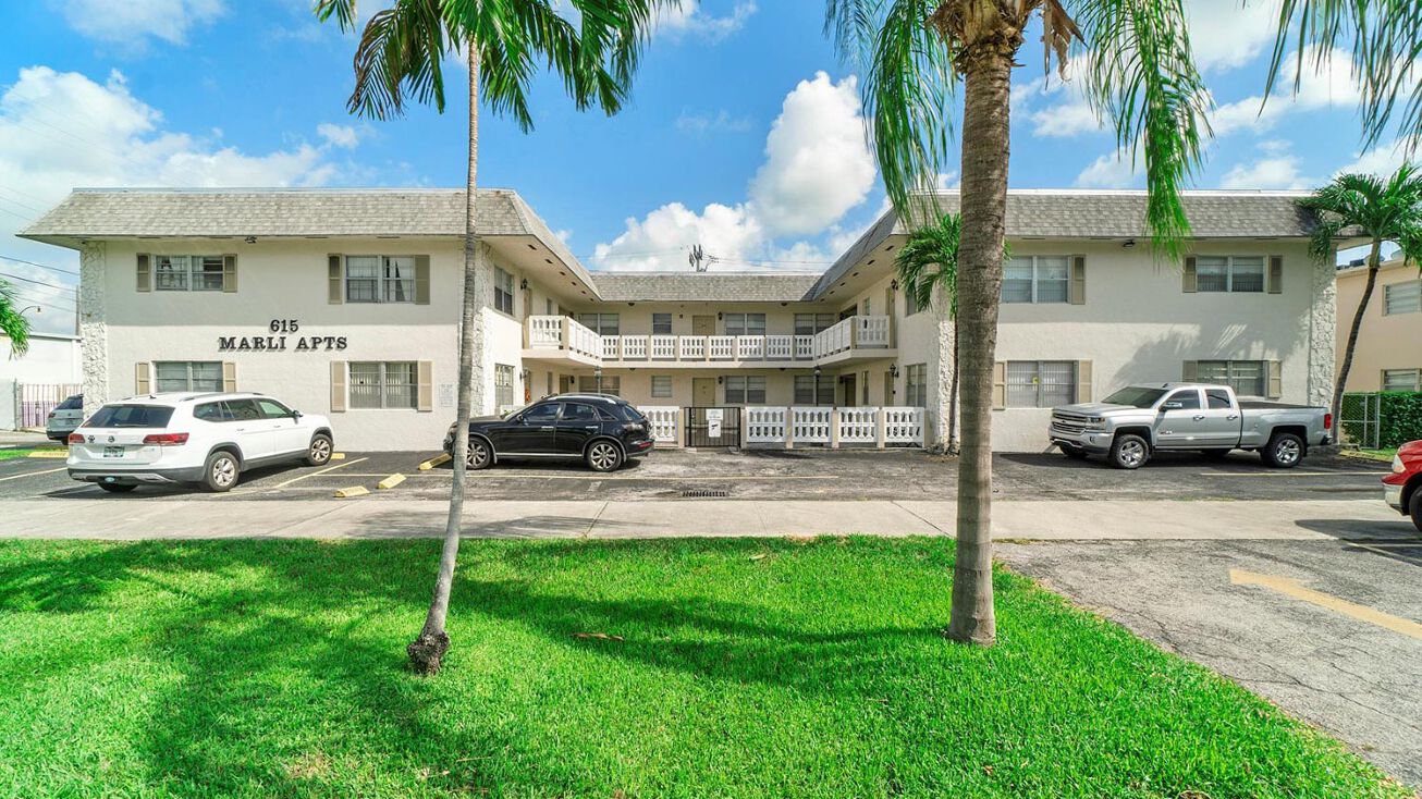 615 NE 10th St, Hallandale Beach, FL 33009