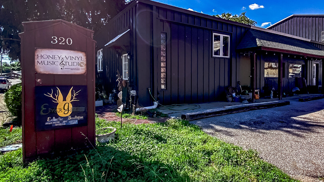 320 W Jennings St, Newburgh, IN 47630