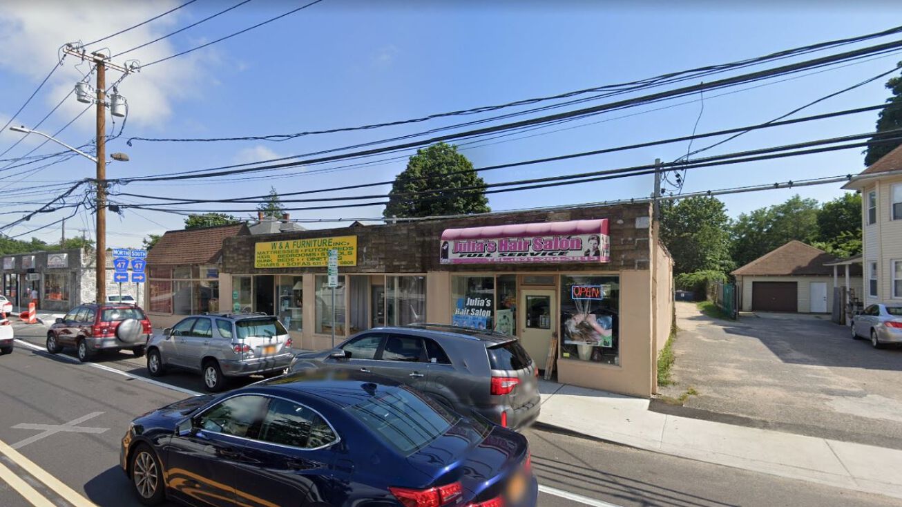 478 Oak St, Copiague, NY 11726