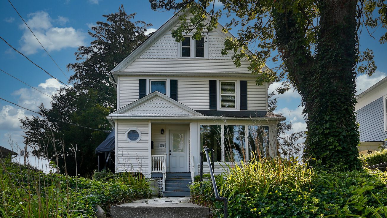 27 S Main St, Chagrin Falls, OH 44022