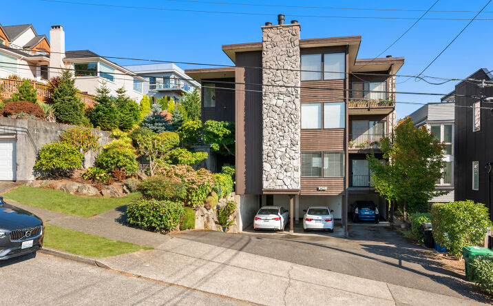 image of property at 2348 W PLYMOUTH ST Seattle WA 98199-4134