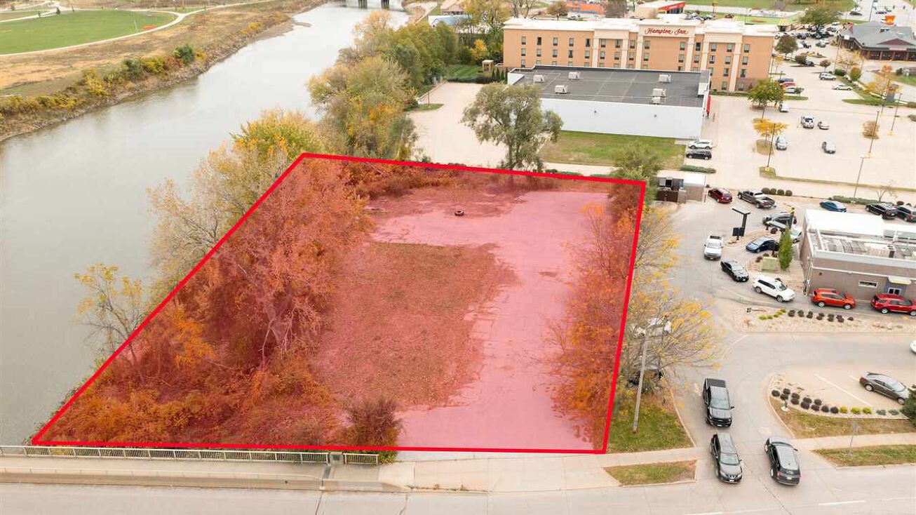 21 W Benton St, Iowa City, IA 52246