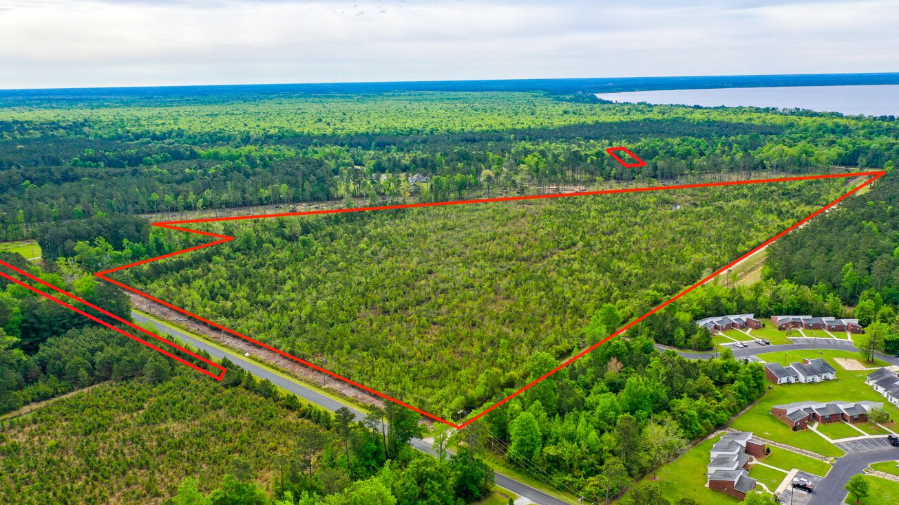 367 Old Lake Rd, Lake Waccamaw, NC 28450