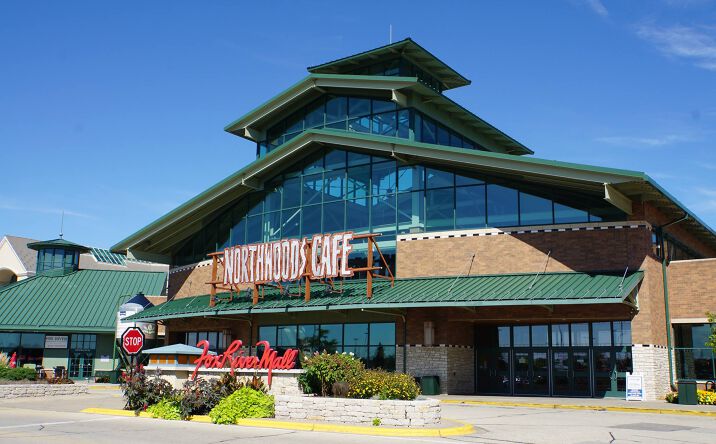 Pictures of Retail property located at 4301 W Wisconsin Ave, Appleton, WI 54913 for sales - image #1