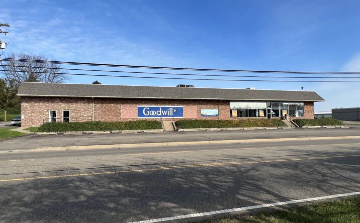 Pictures of Retail property located at 2254 Locust St, Canal Fulton, OH 44614 for comps - image #1