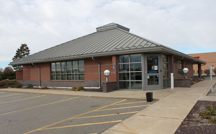 Pictures of Mixed Use, Office, Retail property located at 4100 W Willow Knolls Dr, Peoria, IL 61615 for sales - image #1